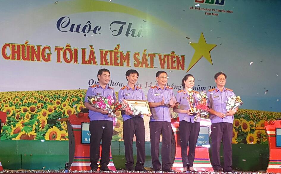 Đội Viện kiểm sát thành phố Quy Nhơn nhận cúp lưu niệm và giải nhất cuộc thi