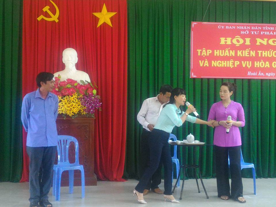 Tiểu phẩm Cây trứng cá, do các Hòa giải viên ở thị trấn Tăng Bạt Hổ, huyện Hoài Ân biểu diễn