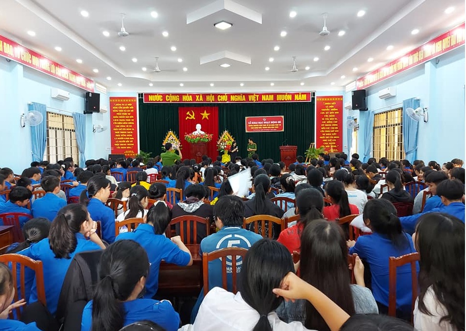 Quang cảnh tuyên truyền pháp luật cho thanh niên xã Tây Xuân