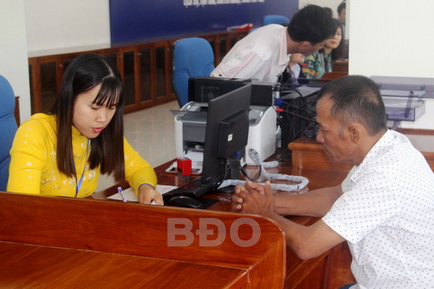 (Người dân đăng ký nhận kết quả giải quyết TTHC qua dịch vụ BCCI tại Trung tâm Phục vụ hành chính công tỉnh. Nguồn: Báo Bình Định)