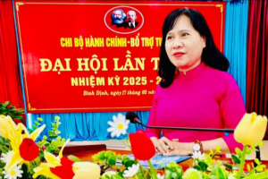 Đồng chí Châu Thị Hương Lan, Phó Bí thư Đảng ủy, Phó Giám đốc Sở Tư pháp phát biểu chỉ đạo Đại hội Chi bộ