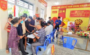 Cử tri khu phố 11 phấn khởi tham gia trực tiếp bầu cử Trưởng khu phố
