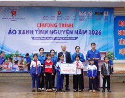Hình ảnh trao tặng góc học tập cho học sinh có hoàn cảnh khó khăn