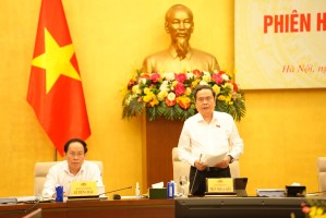 (Chủ tịch Quốc hội Trần Thanh Mẫn, Trưởng Ban Chỉ đạo tổng rà soát hệ thống VBQPPL chủ trì Phiên họp lần thứ 2- Ảnh: https://moj.gov.vn/)