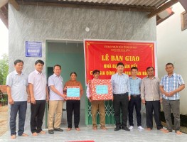 Ông Trần Minh Hồng – Phó Giám đốc Sở Tư pháp bàn giao nhà Đại đoàn kết và quà hỗ trợ cho gia đình ông Đinh Văn Bích