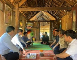 Ông Trần Minh Hồng – Phó Giám đốc Sở Tư pháp bàn giao nhà Đại đoàn kết và quà hỗ trợ cho gia đình ông Đinh Văn Bích