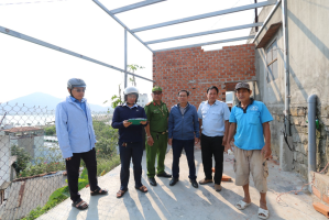 Đồng chí Ngô Tôn Thanh - Phó Chủ tịch UBND phường (thứ 3 từ phải sang) trực tiếp chỉ đạo việc thực hiện cưỡng chế trường hợp vi phạm trật tự xây dựng