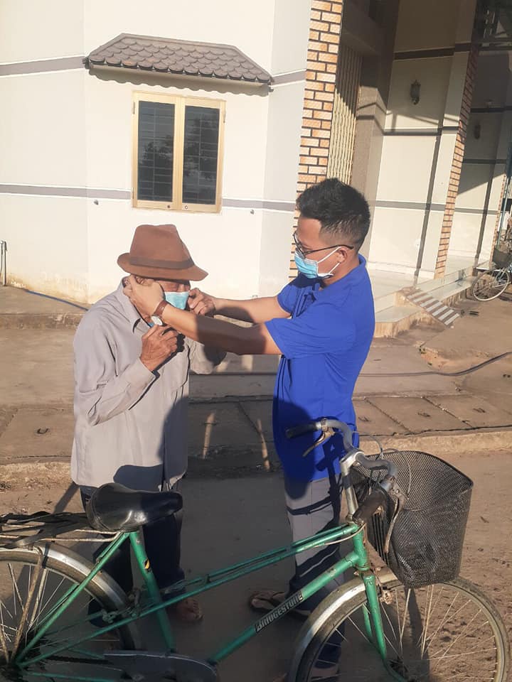 Đeo khẩu trang cho người dân