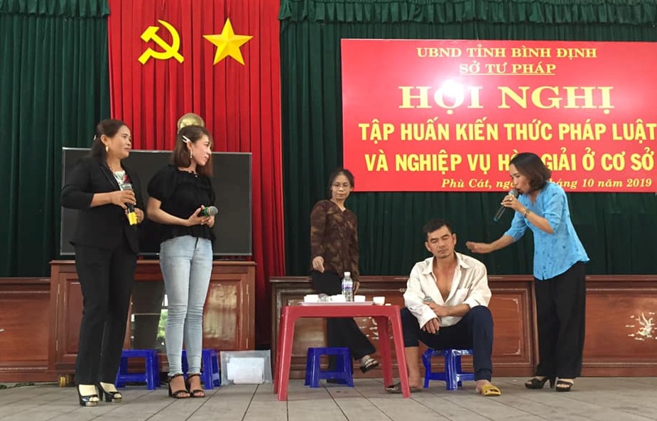 Tiểu phẩm do các Hòa giải viên biểu diễn tại Hội nghị tập kiến thức pháp luật và nghiệp vụ hòa giải ở cơ sở do Sở Tư pháp tổ chức năm 2019 tại huyện Phù Cát