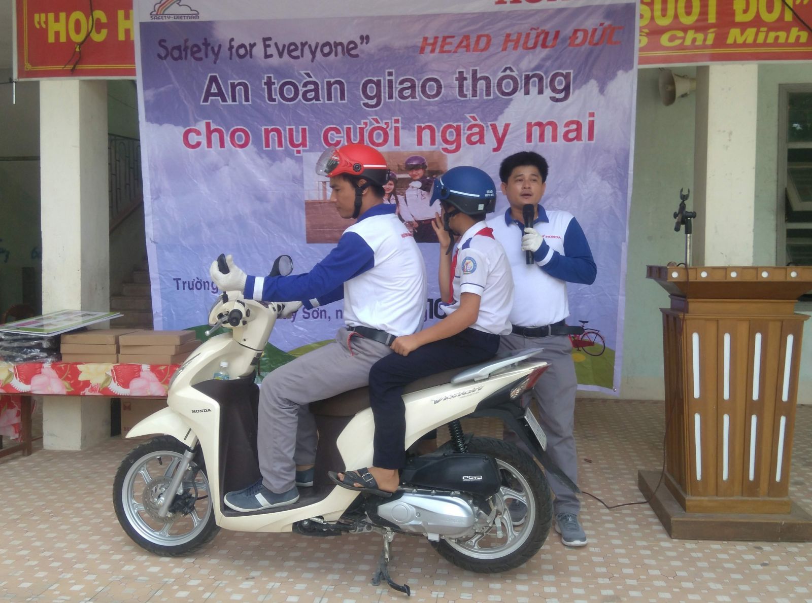 Honda Hữu Đức hướng dẫn đội ngũ Bảo hiểm và ngồi xe đúng cách