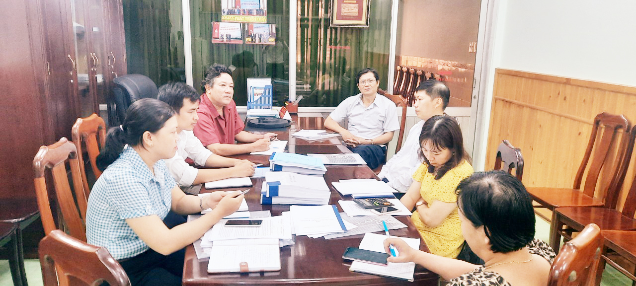 (Đoàn kiểm tra làm việc tại Phòng Công chứng số 1 tỉnh Bình Định)