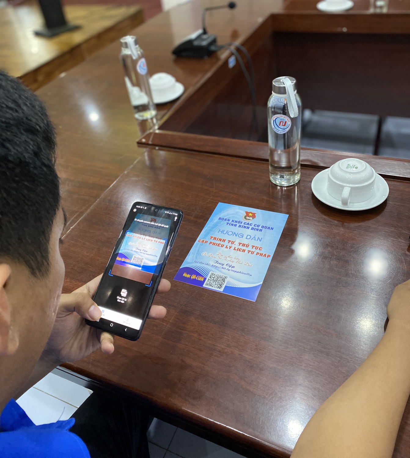 Các bạn sinh viên đang thực hiện quét mã QR-code để xem hướng dẫn thực hiện thủ tục mức độ 4