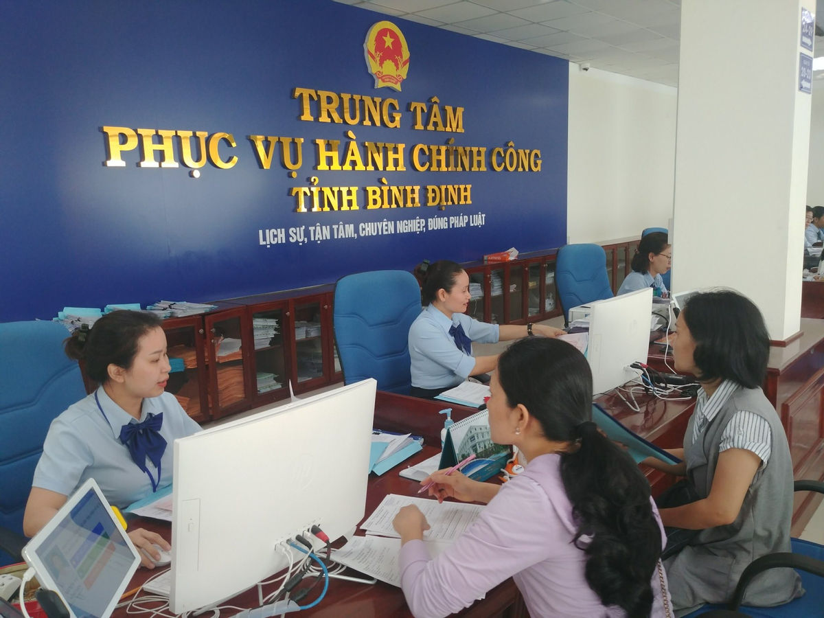 (Người dân nộp hồ sơ giải quyết thủ tục hành chính tại Trung tâm Phục vụ hành chính công tỉnh Bình Định. ảnh: binhdinh.gov.vn)