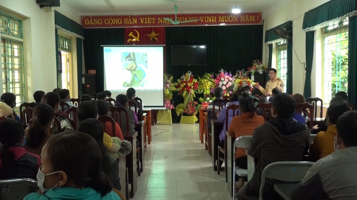 Quang cảnh tuyên truyền về Luật an toàn giao thông