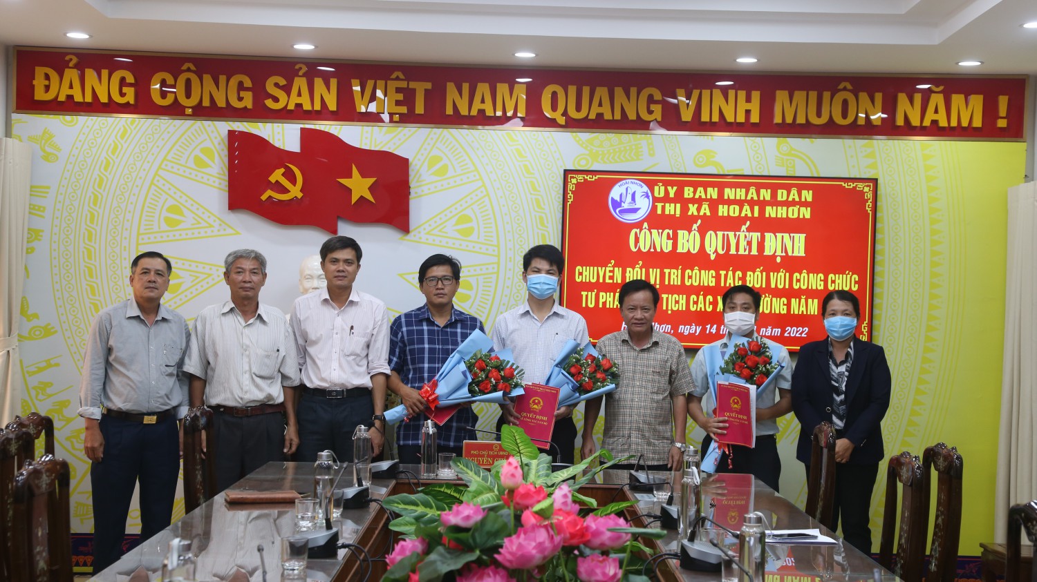Trong ảnh: Lãnh đạo UBND thị xã trao quyết định điều động cho các cán bộ