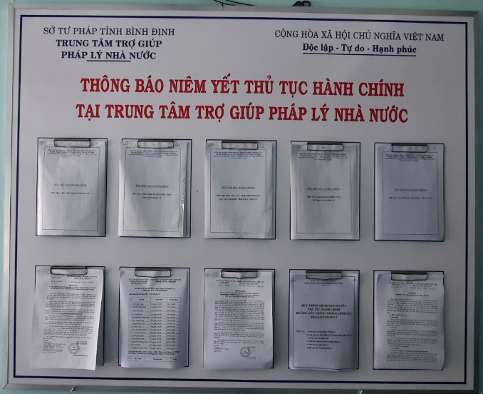 (Bảng niêm yết công khai các thủ tục hành chính tại Trung tâm Trợ giúp pháp lý nhà nước tỉnh, tạo điều kiện thuận lợi cho tổ chức, công dân dễ dàng tiếp cận thông tin về các thủ tục hành chính)