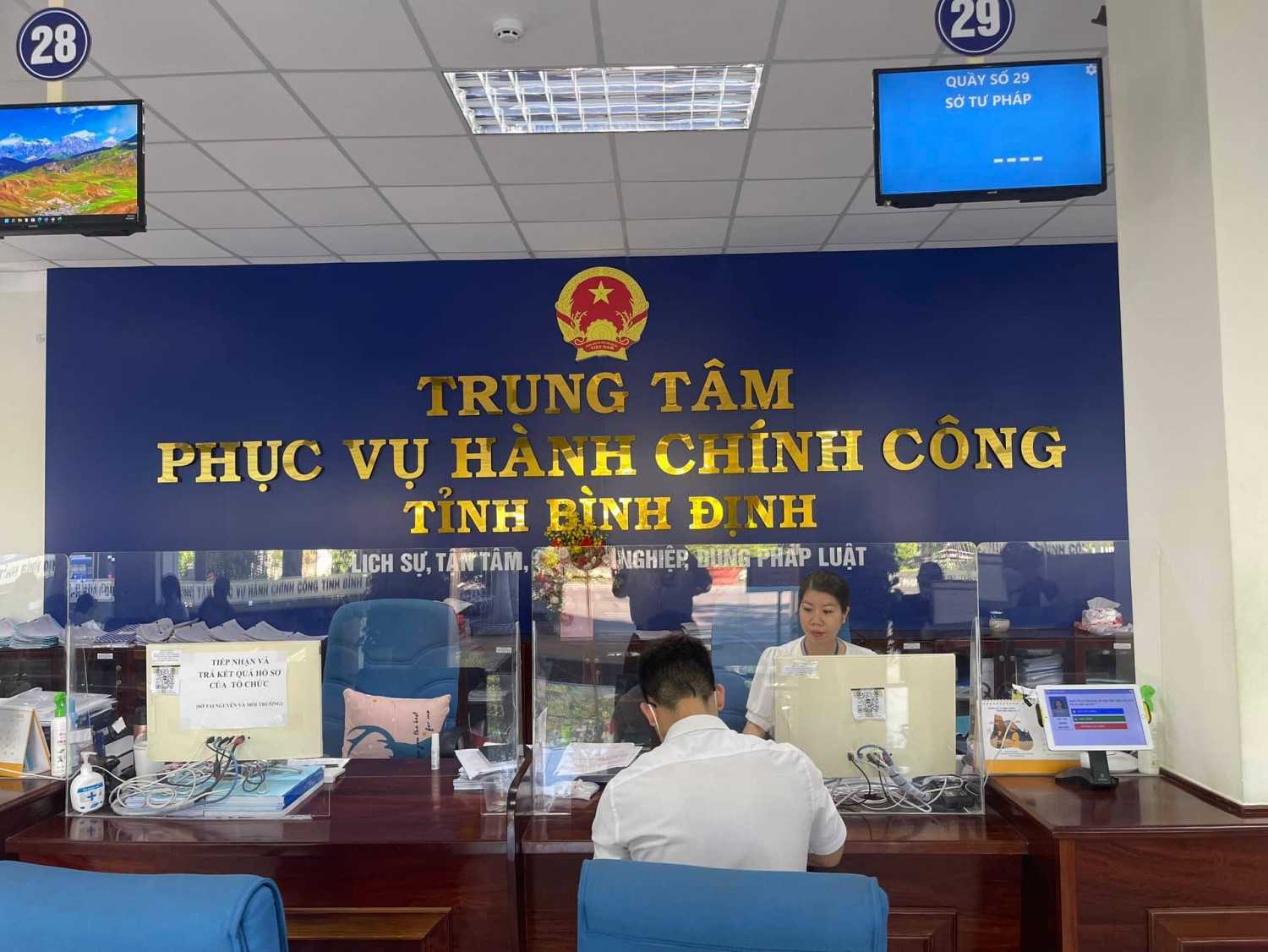 Công chức Sở Tư pháp hướng dẫn công dân nộp hồ sơ yêu cầu cấp Phiếu lý lịch tư pháp