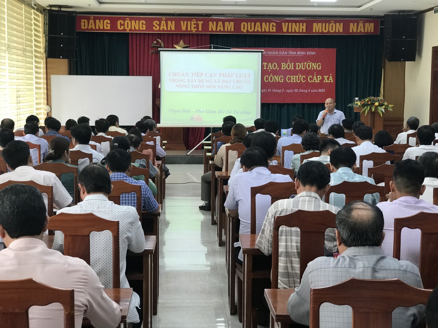 Phó Giám đốc Sở Tư pháp Phạm Dân truyền đạt nội dung về xây dựng xã, phường thị trấn đạt chuẩn tiếp cận pháp luật tại lớp tập huấn tổ chức ở khu vực Quy Nhơn
