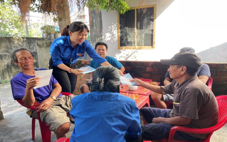 Đoàn viên Chi đoàn Sở hướng dẫn người dân đăng ký tài khoản.
