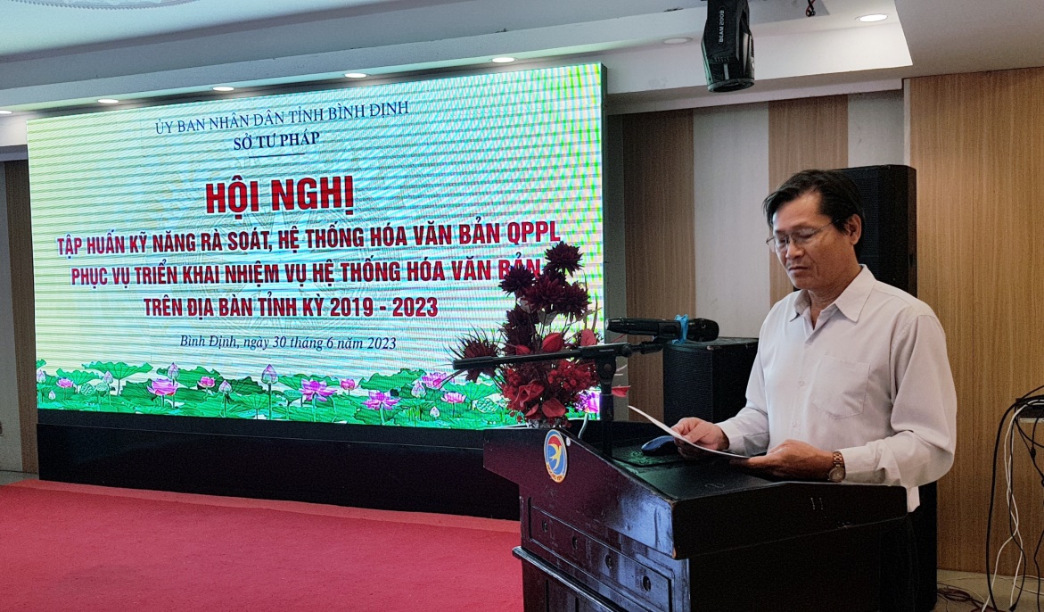 (Đ/c Trương Đình Hy - Phó Giám đốc Sở Tư pháp khai mạc Hội nghị)