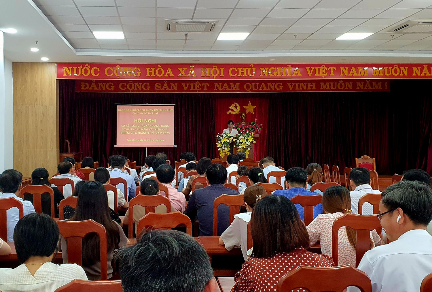 Đ/c Châu Thị Hương Lan - Phó Bí thư Đảng ủy, Phó Giám đốc Sở thông qua nội dung Báo cáo kết quả công tác xây dựng Đảng 6 tháng đầu năm 2023 và chương trình công tác xây dựng Đảng 6 tháng cuối năm 2023