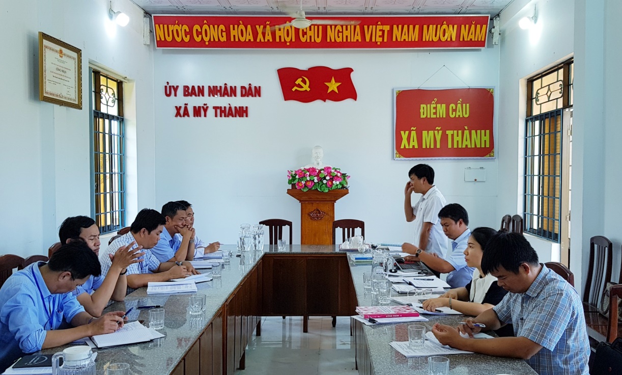 (Quang cảnh đoàn kiểm tra CCHC của tỉnh làm việc tại xã Mỹ Thành)