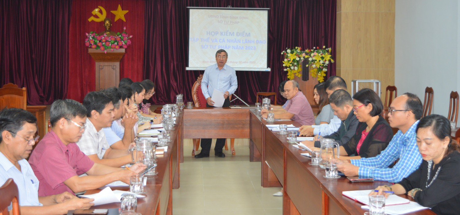 (Đc: Lê Văn Toàn, Bí thư đảng uỷ - Giám đốc Sở Tư pháp phát biểu  chỉ đạo tại cuộc họp)