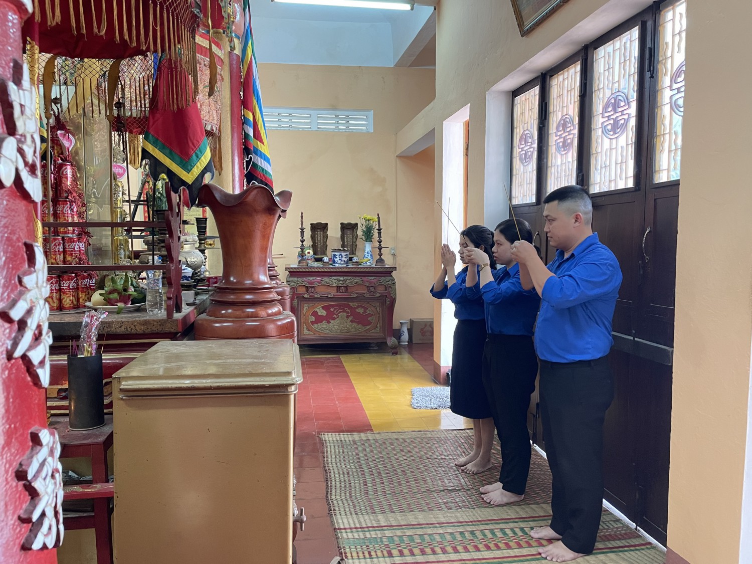 Đoàn viên chi đoàn đến dâng hương Đền thờ Đức Thánh Trần