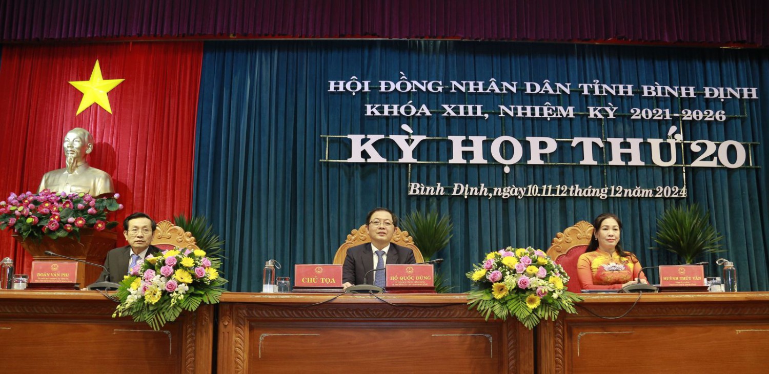 (Bí thư Tỉnh ủy, Chủ tịch HĐND tỉnh Hồ Quốc Dũng chủ trì kỳ họp)