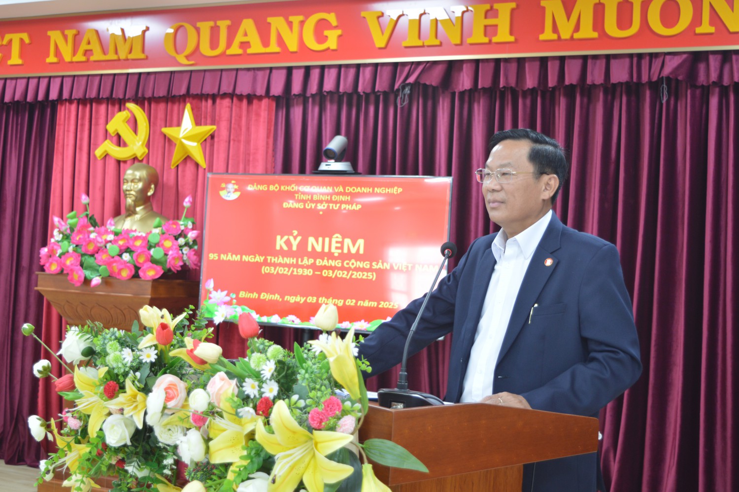 (Đồng chí Trần Văn Sang, Tỉnh ủy viên, Bí thư Đảng ủy, Giám đốc Sở Tư pháp phát biểu chỉ đạo tại buổi gặp mặt)