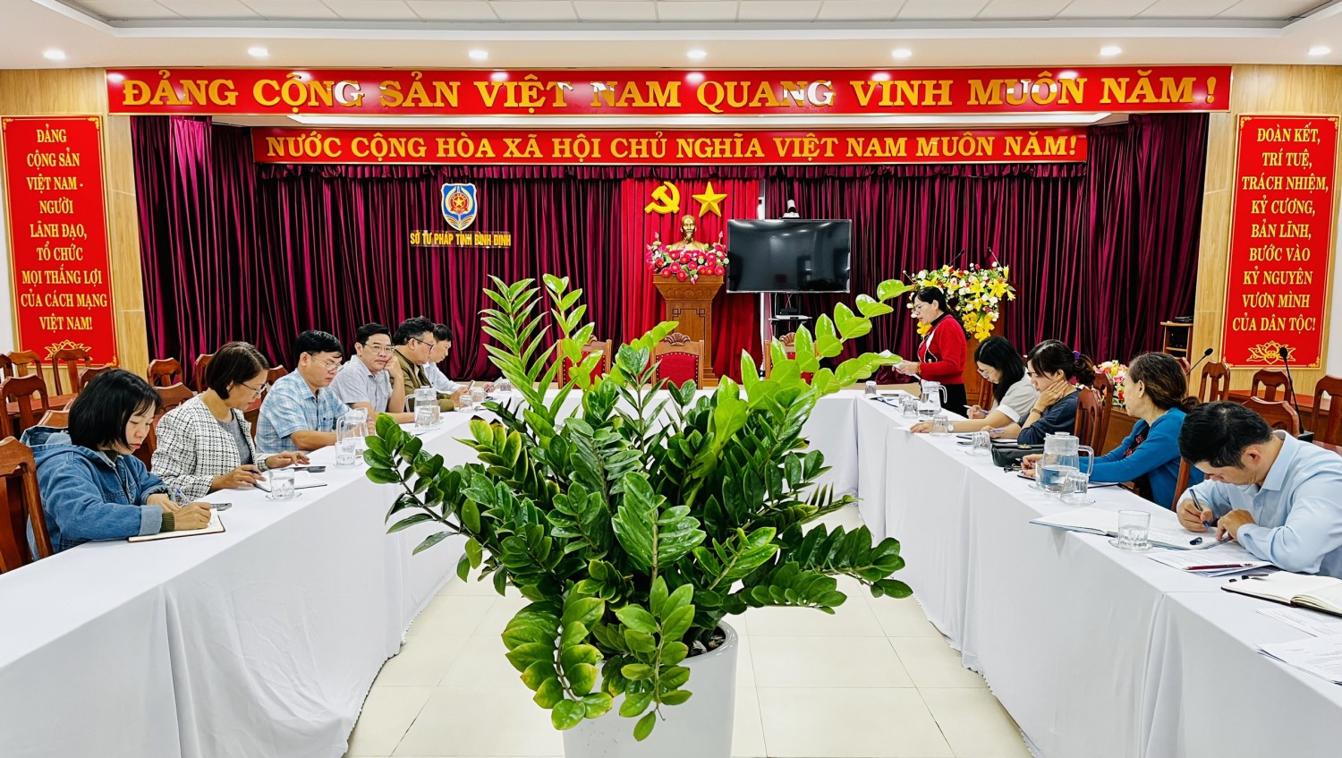 Phó Giám đốc Sở Tư pháp Châu Thị Hương Lan, Trưởng Ban biên tập quán triệt các nội dung, cách thức triển khai và phân công nhiệm vụ biên tập cuốn Kỷ yếu