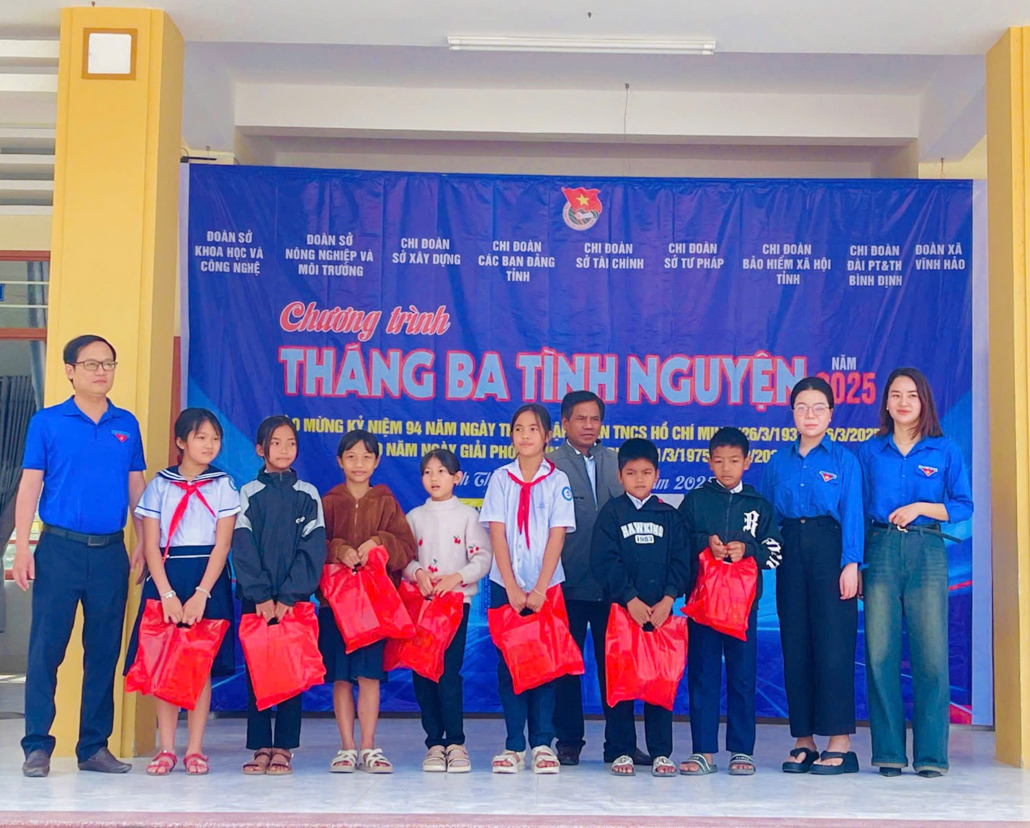 Tặng quà cho trẻ em có hoàn cảnh khó khăn tại Trường THCS Vĩnh Hảo
