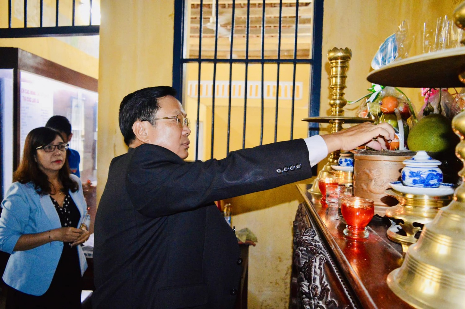 Đồng chí Trần văn Sang - Tỉnh ủy viên, Bí thư Đảng ủy, Giám đốc Sở Tư pháp dâng hương các anh hùng liệt sỹ