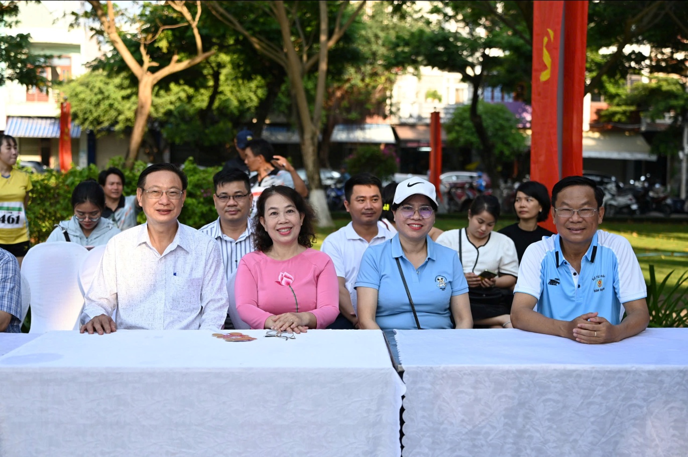 Đ/c Trần Văn Sang - Tỉnh uỷ viên, Giám đốc Sở Tư pháp và Đ/c Châu Thị Hương Lan, Phó Giám đốc Sở Tư pháp dự khai mạc Giải việt dã