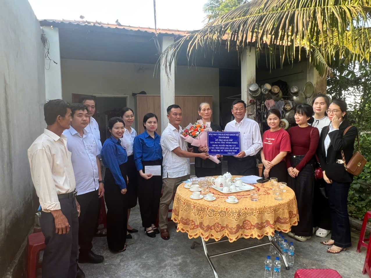 Ông Trần Văn Sang, Tỉnh ủy viên, Giám đốc Sở Tư pháp và Ông Trần Hồ Toại Nguyện, Tổng Giám đốc Công ty Cổ phần Khoáng sản Bình Định trao kinh phí hỗ trợ cho Bà Nguyễn Thị Thu Vân