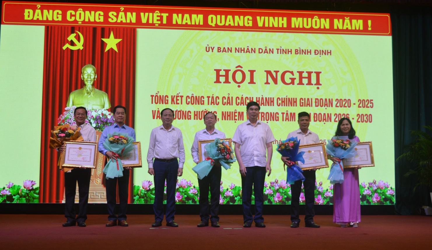 (Chủ tịch UBND tỉnh Phạm Anh Tuấn và Phó Chủ tịch UBND tỉnh Lâm Hải Giang tặng Bằng khen cho các cá nhân, tập thể đã có thành tích xuất sắc trong công tác cải cách hành chính trên địa bàn tỉnh giai đoạn 2020 - 2025.)