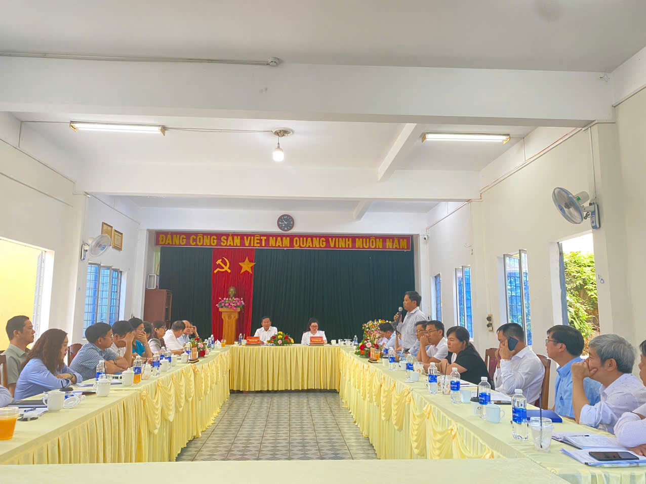 Quang cảnh cuộc họp