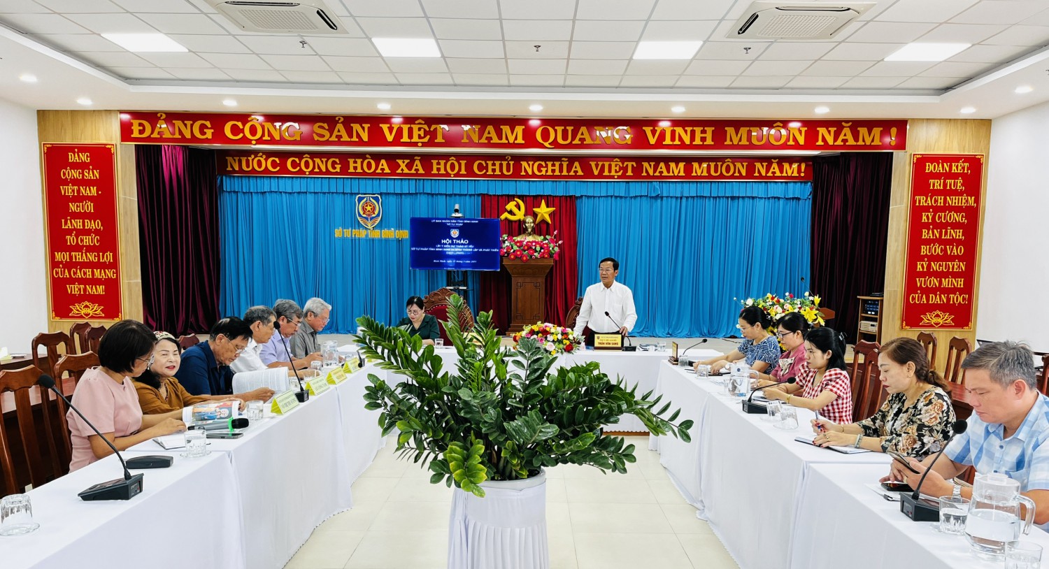 Đ/c Trần Văn Sang, Tỉnh uỷ viên, Giám đốc Sở Tư pháp phát biểu khai mạc Hội thảo
