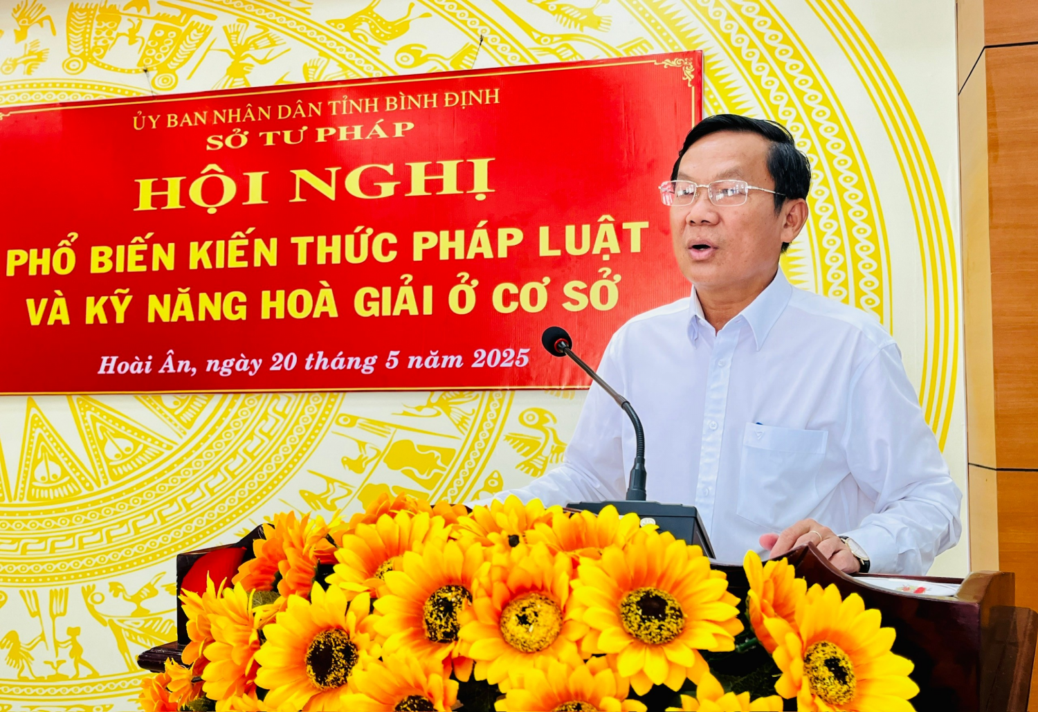 Đ/c Trần Văn Sang, Tỉnh uỷ viên, Giám đốc Sở Tư pháp phát biểu khai mạc Hội nghị