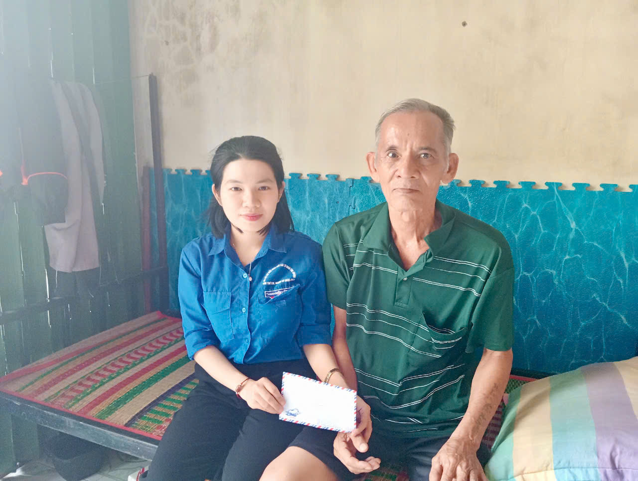 BCH Chi đoàn tặng quà cho em Trần Anh Tuấn (ông ngoại nhận thay)