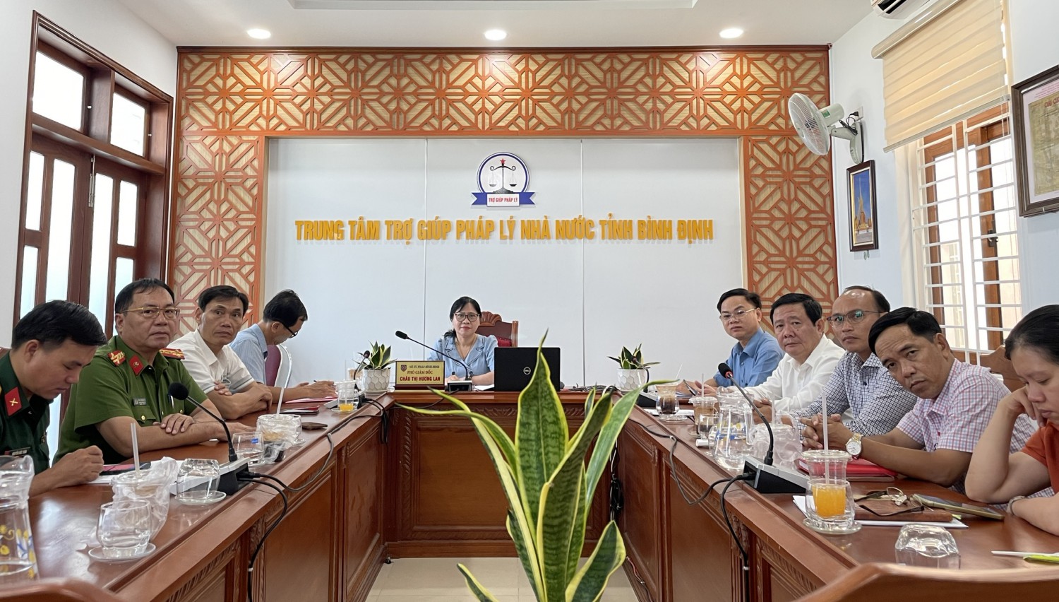 Đ/c Châu Thị Hương Lan – Phó giám đốc Sở Tư pháp tỉnh chủ trì buổi Toạ đàm tại đầu cầu Bình Định