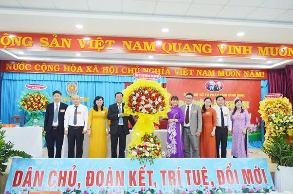 Đ/c Võ Thị Thu Hòa – Tỉnh ủy viên, Phó Bí thư chuyên trách Đảng ủy UBND tỉnh (thứ 5, bên phải qua) tặng hoa chúc mừng Đại hội Đảng bộ Sở Tư pháp nhiệm kỳ 2025 - 2030