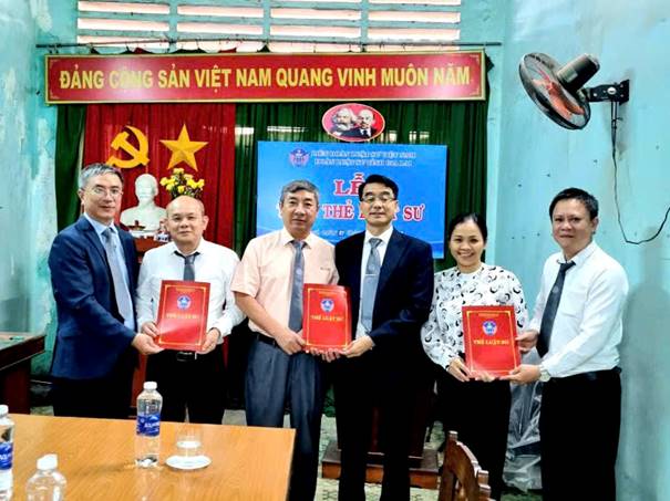 ĐOÀN LUẬT SƯ TỈNH GIA LAI: TỔ CHỨC LỄ TRAO THẺ LUẬT SƯ