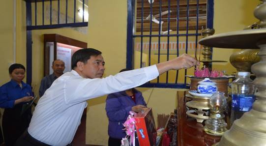 Hình ảnh đồng chí Đặng Công Tiến - Tỉnh ủy viên, Bí thư Đảng ủy, Giám đốc Sở Tư pháp dâng hương tại Nhà tù số 9 Đào Duy Từ