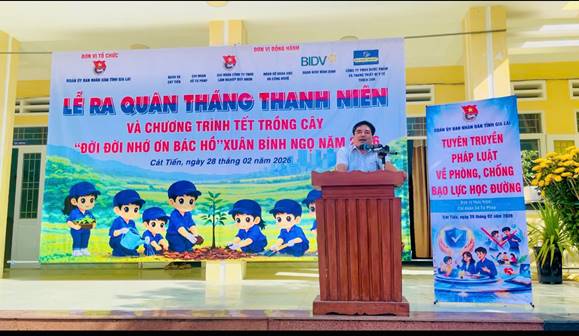 Báo cáo viên tuyên truyền pháp luật cho học sinh
