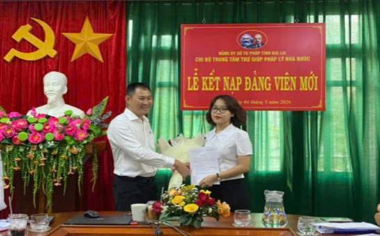 Đồng chí Lưu Đình Quánh – Bí thư Chi bộ trao Quyết định kết nạp đảng viên cho quần chúng ưu tú Nguyễn Lê Vy