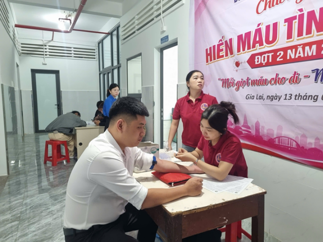 Hình ảnh: Đoàn viên tham gia khám sàng lọc trước khi hiến máu.
