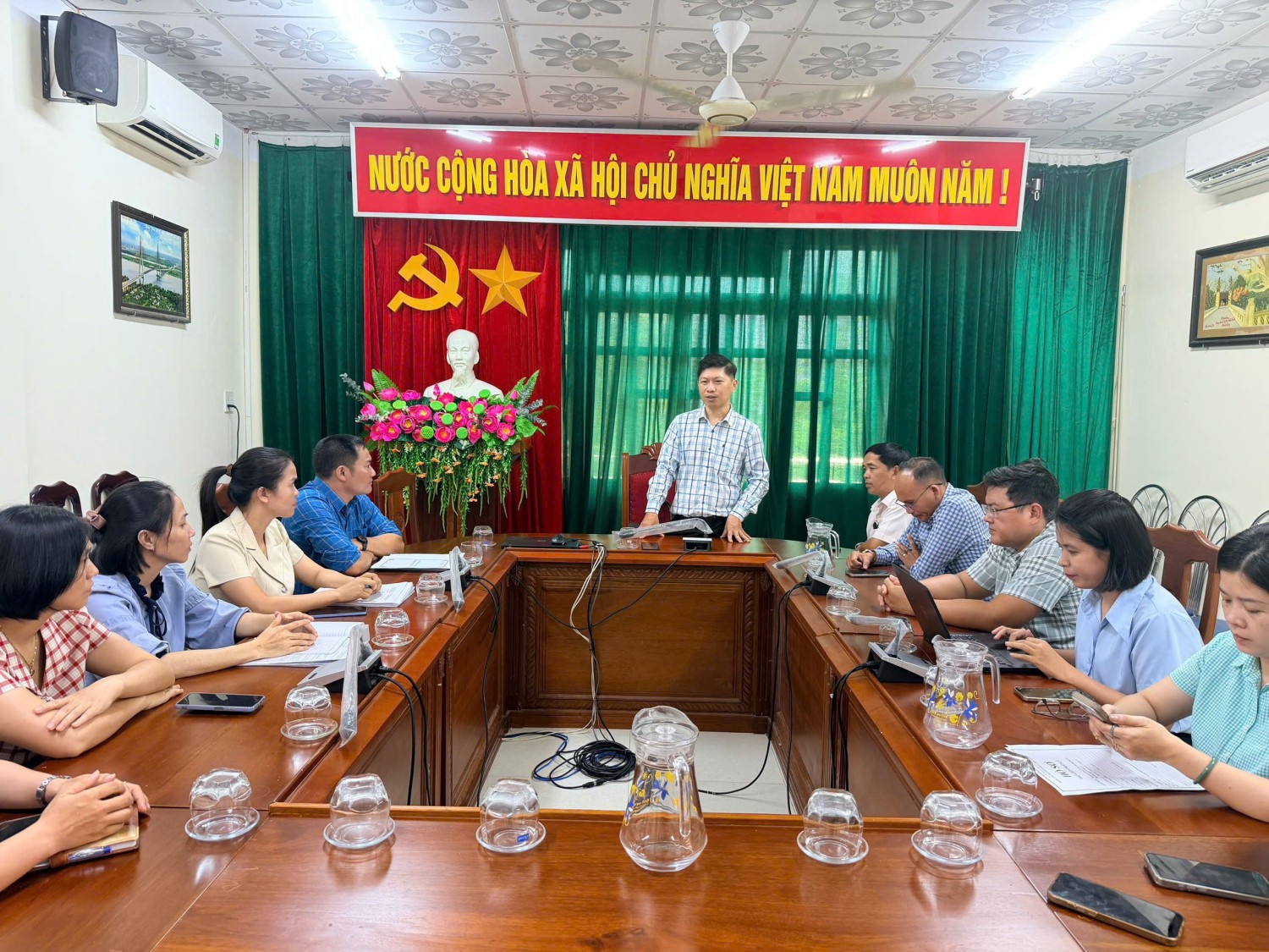(Phó Giám đốc Trần Minh Hồng, Tổ trưởng Tổ kiểm tra, phát biểu tại buổi kiểm tra.)