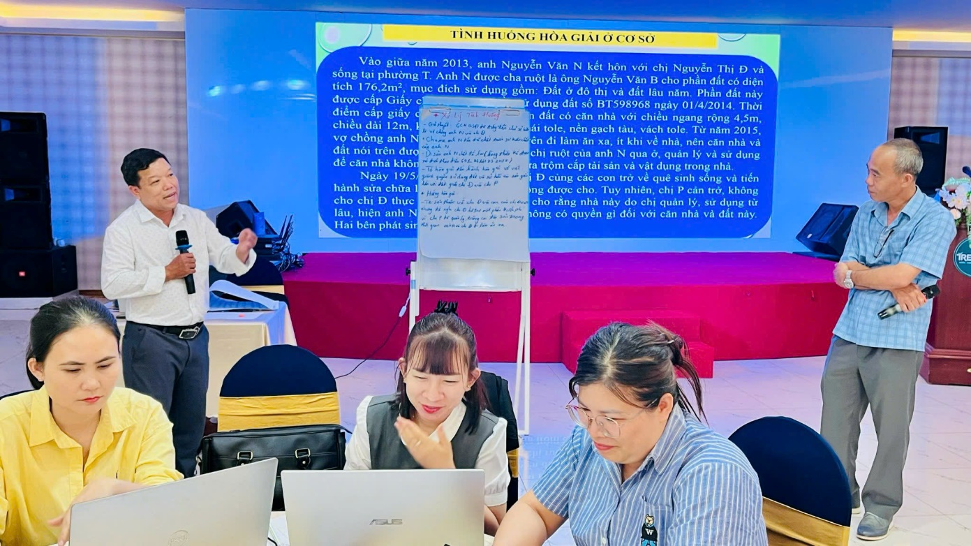Tập huấn viên hòa giải ở cơ sở cấp xã thực hành xử lý tình huống tại Hội nghị tập huấn dành cho tập huấn viên các xã, phường khu vực phía Tây tỉnh Gia Lai
