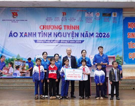 Hình ảnh trao tặng góc học tập cho học sinh có hoàn cảnh khó khăn